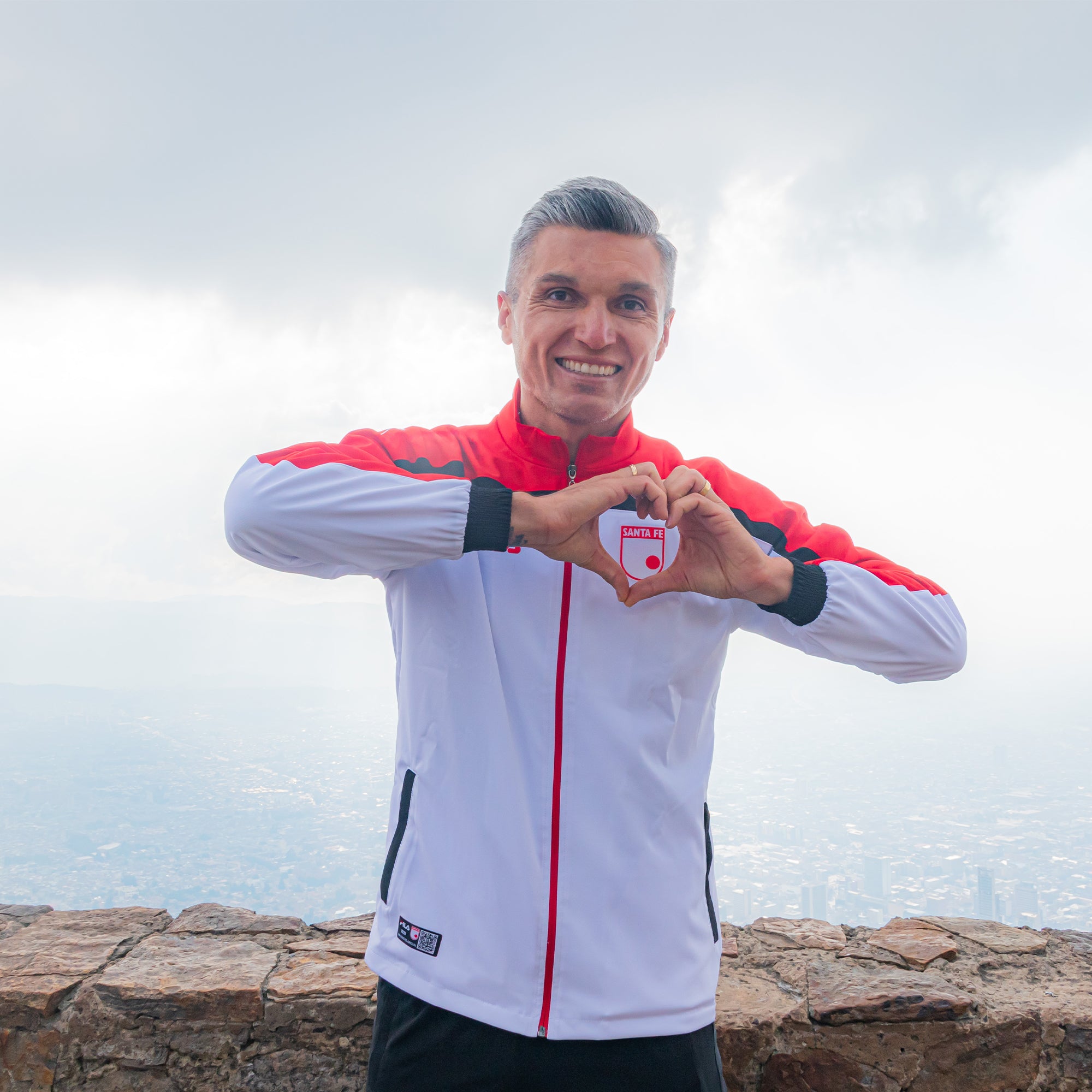 SUDADERA MASCULINA FILA INDEPENDIENTE SANTA FE PRESENTACIÓN 2025