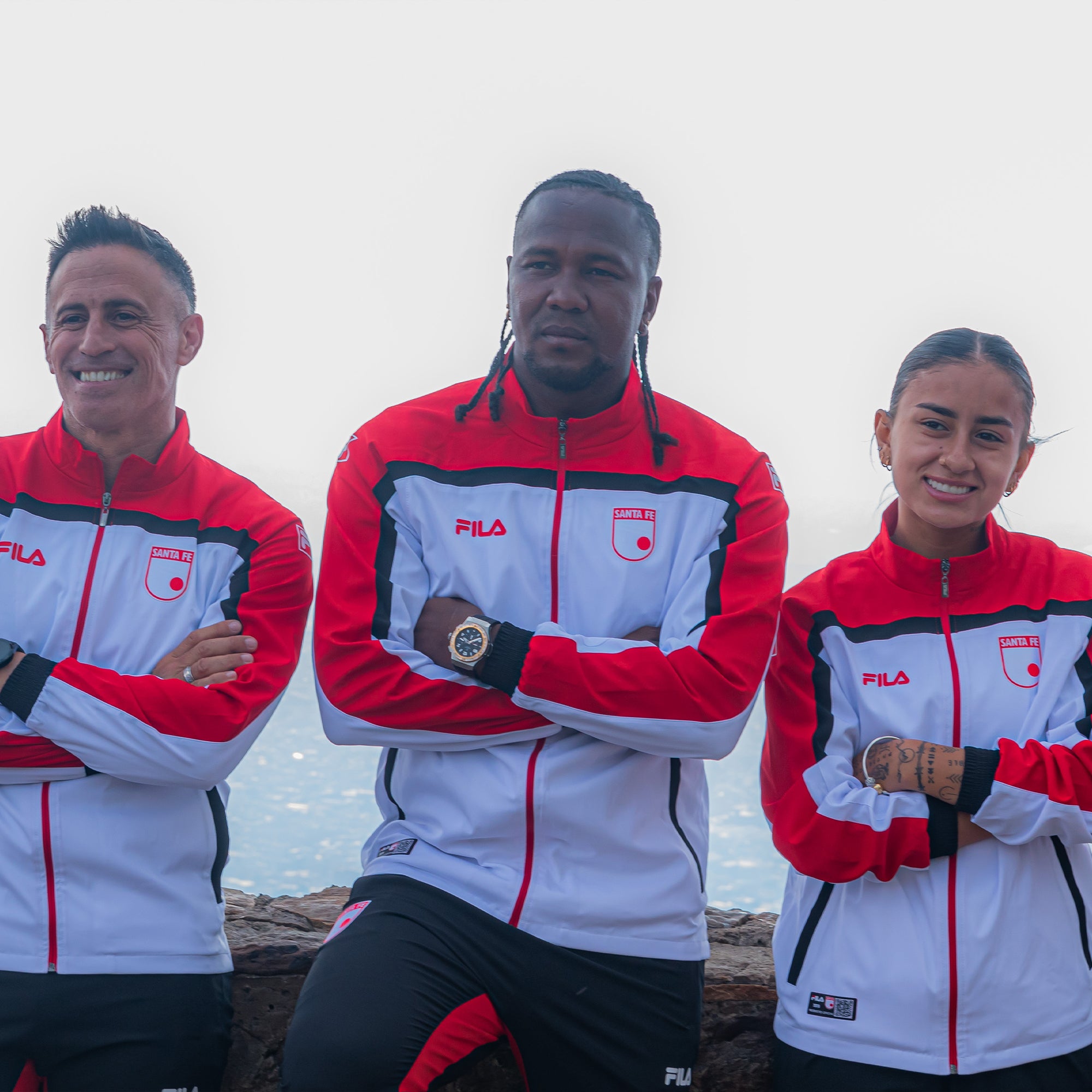 SUDADERA MASCULINA FILA INDEPENDIENTE SANTA FE PRESENTACIÓN 2025